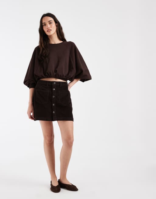 falda mini marrón oscuro con botones laterales, 2 de 5
