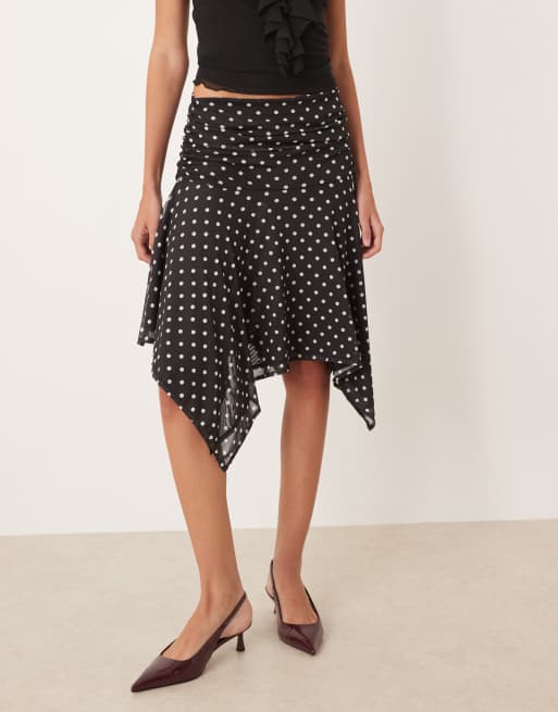 Falda negra con estampado de lunares blancos y bajo asimétrico de malla de ASOS DESIGN, 3 de 5