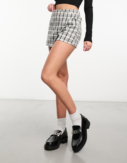 Falda pantalón a cuadros monocromáticos cruzada con detalle de hebillas de ASOS DESIGN, 4 de 4