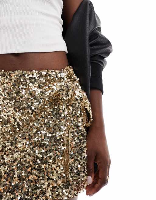 Falda pantalón dorada cruzada con lazada lateral de lentejuelas de ASOS DESIGN, 2 de 5