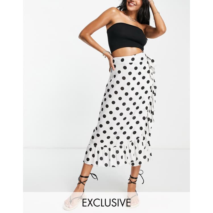 playera blanca cruzada con estampado de lunares y volantes exclusiva en ASOS de Esmée | ASOS