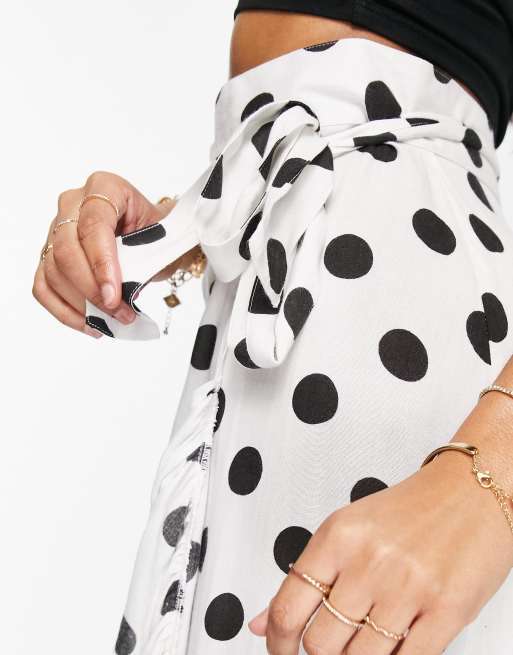 playera blanca cruzada con estampado de lunares y volantes exclusiva en ASOS de Esmée | ASOS