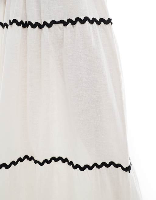 Falda playera larga blanca escalonada con ribetes en zigzag negros exclusiva de Esmée, 5 de 5
