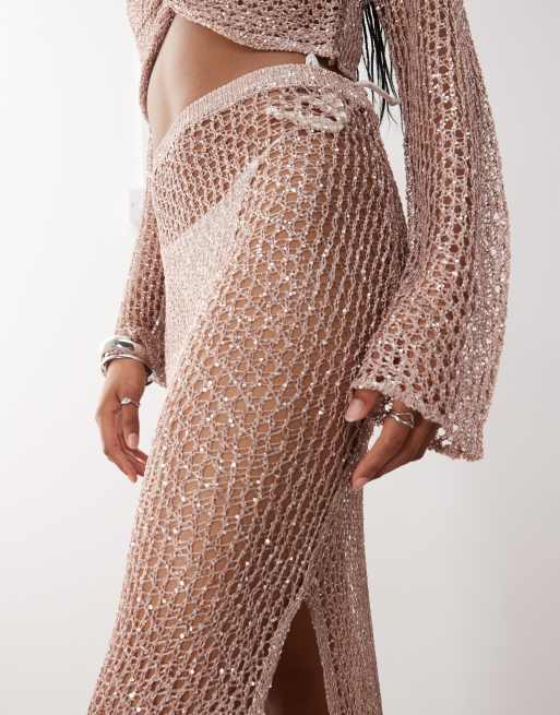 Falda playera larga rosa empolvado de croché con lentejuelas de Miss Selfridge, 2 de 5