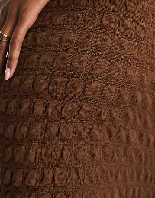 Falda recta midi marrón chocolate con textura abombada de ASOS DESIGN (parte de un conjunto), 2 de 4
