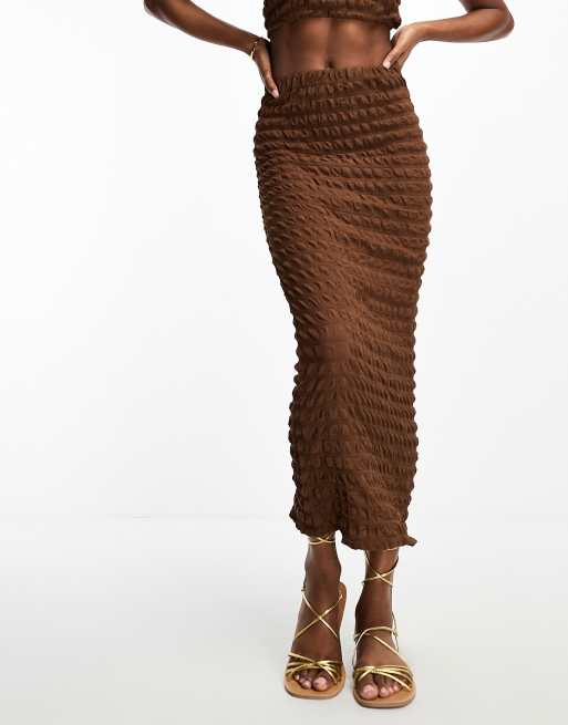 Falda recta midi marrón chocolate con textura abombada de ASOS DESIGN (parte de un conjunto), 4 de 4