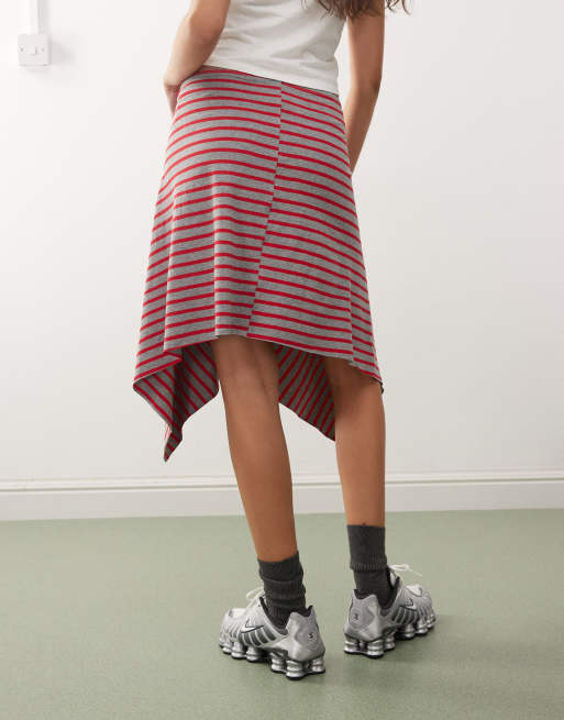 Falda roja de talle bajo con estampado a rayas dividido y bajo asimétrico de COLLUSION, 2 de 5