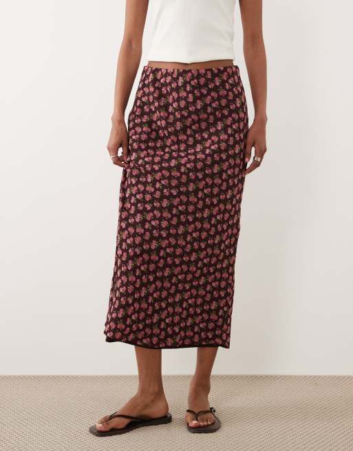 Falda rosa de corte al bies con estampado de florecitas de Wednesday's Girl, 2 de 5