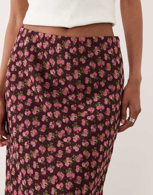 Falda rosa de corte al bies con estampado de florecitas de Wednesday's Girl, 5 de 5