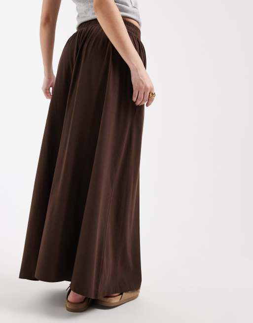 Falda semilarga marrón chocolate de corte acampanado de punto liso de Threadbare, 4 de 5