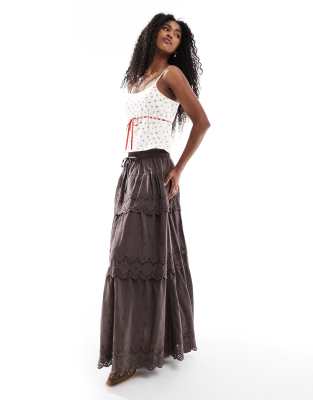Falda semilarga marrón de estilo boho y talle bajo con diseño bordado de Daisy Street - view 1