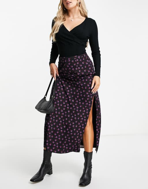 Falda semilarga negra de corte al bies con estampado floral de Fashion Union