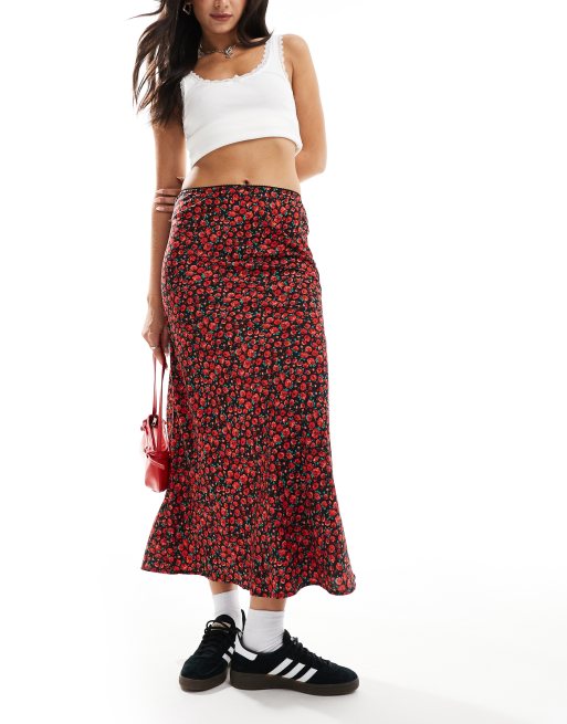 Falda semilarga roja con estampado de rosas de Wednesday's Girl