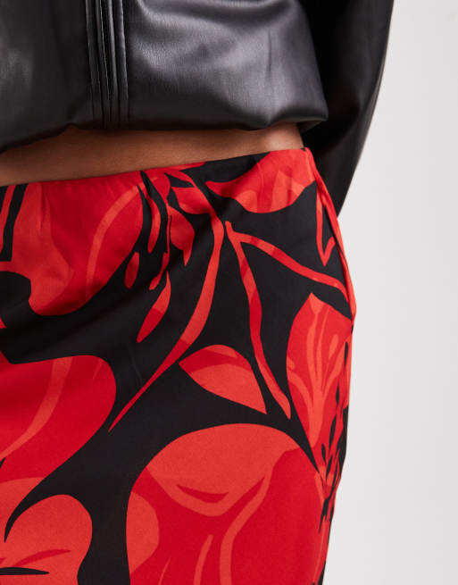 Falda semilarga roja de corte al bies Bold Bloom de Wednesday's Girl, 3 de 5