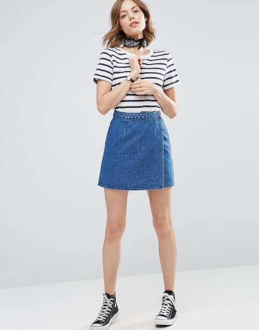 Falda vaquera con diseño cruzado en azul lavado medio de ASOS