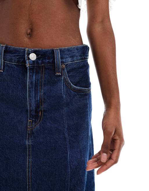 Falda vaquera midi con pliegues y lavado azul oscuro de Levi's, 3 de 5