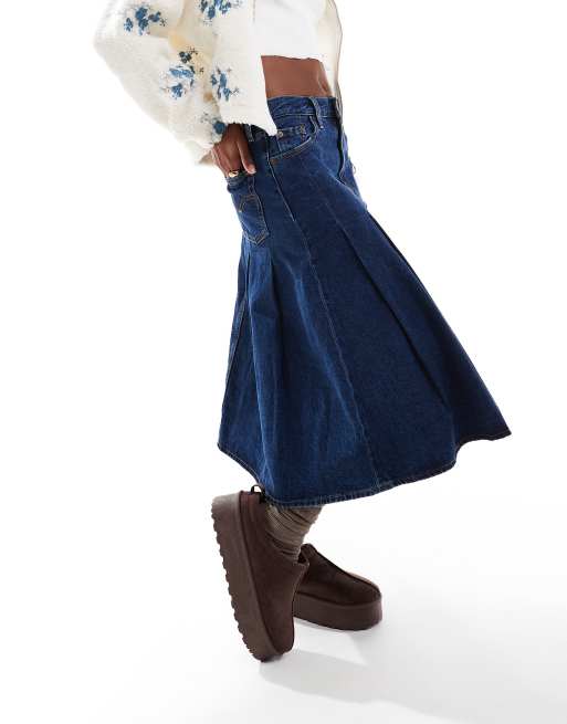 Falda vaquera midi con pliegues y lavado azul oscuro de Levi's, 4 de 5