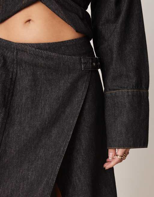 Falda vaquera midi negro crudo con parte cruzada en la parte delantera de ASOS DESIGN, 4 de 5