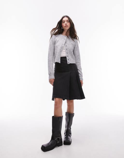 Falda vaquera plisada por la rodilla con lavado negro de Topshop