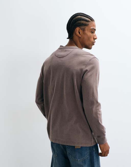 Farah Burt Langarm-T-Shirt mit Stückfärbung, Brusttasche und Logo in Dunkelbraun, 3 von 5