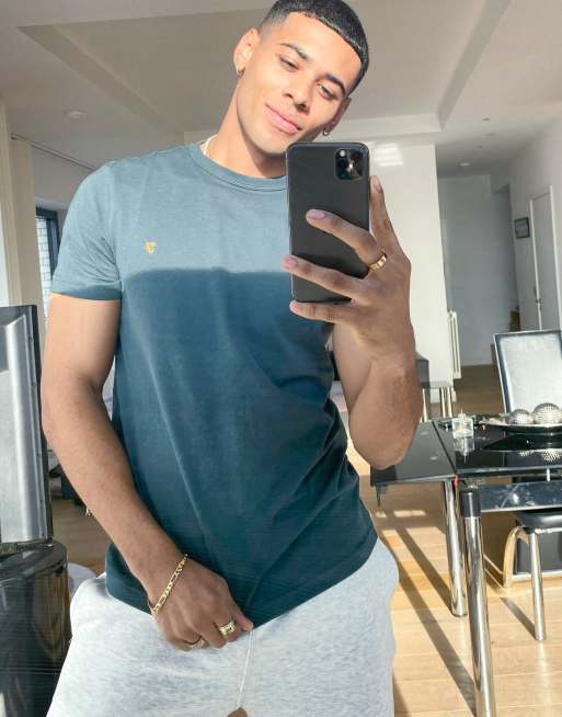 Farah – Danny – Schmales T-Shirt mit Logo in Tannengrün