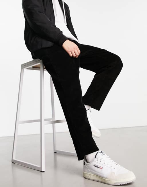 Farah – Hawtin – Cordhose mit lockerer Passform in Schwarz