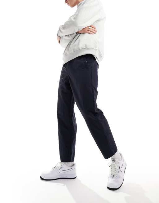 Farah – Hawtin – Schmal zulaufende Funktionshose in Marineblau mit lockerem Schnitt