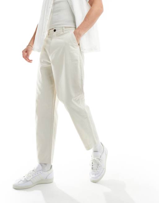 Farah – Hawtin – Schmal zulaufende Twill-Hose mit lockerem Schnitt in Weiß 