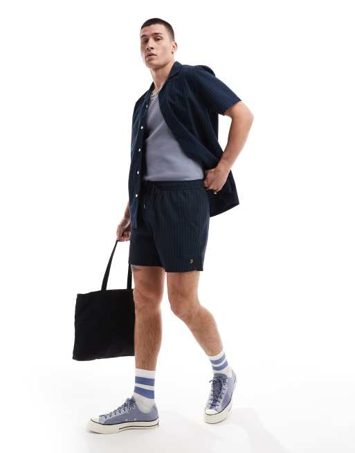 Farah – Marinblå, strukturerade shorts i kräpp