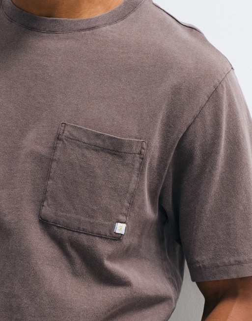 Farah Stacy T-shirt a maniche corte con tintura in capo e logo sulla tasca, marrone scuro, 5 di 5