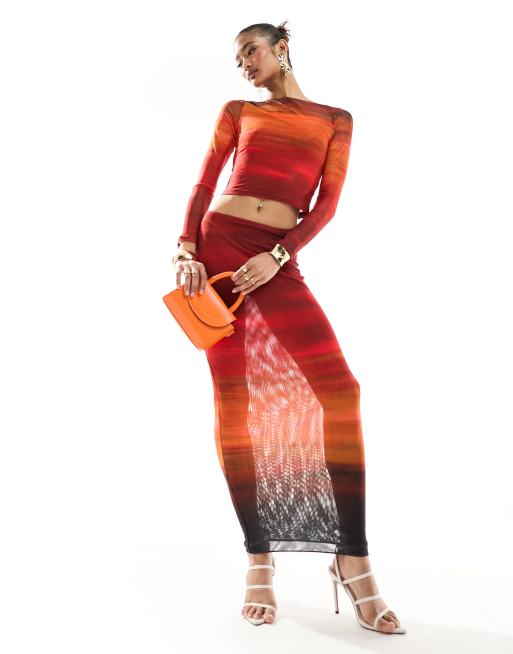 Farai London - Cleo - Completo in tessuto a rete rosso sfumato con top a maniche lunghe e gonna midi