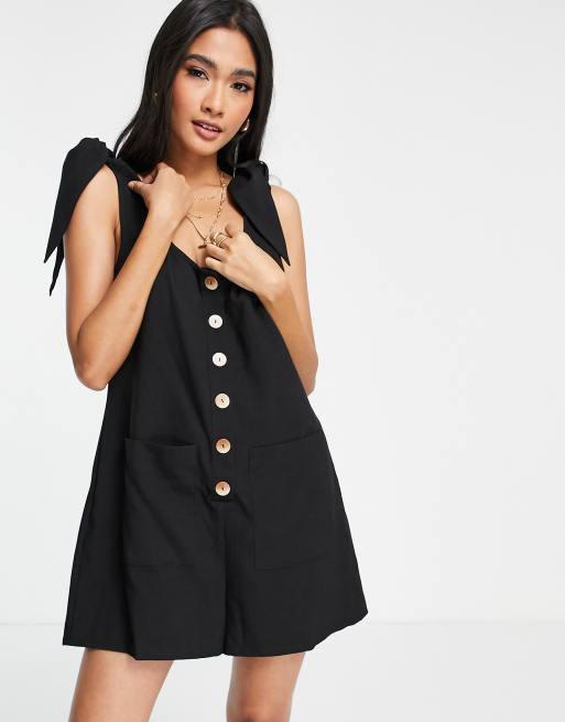 Fashion Union - Exclusives - Strand-playsuit met knopen en gestrikte schouderbanden in zwart