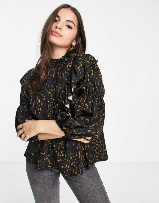 Fashion Union - Højhalset og sort smock-top med subtilt dyreprint og flæser