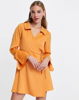 Fashion Union – Minikleid aus Satin mit Wickeldetail vorne-Orange