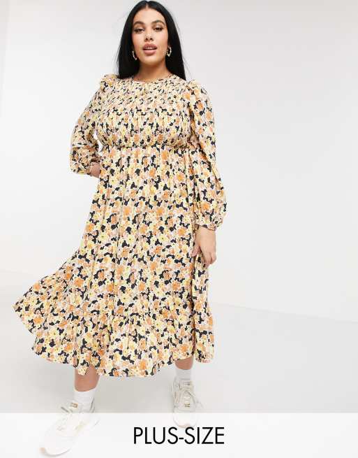 Fashion Union Plus – Gestuftes Midaxi-Kleid mit gerafftem Oberteil und Blumenmuster