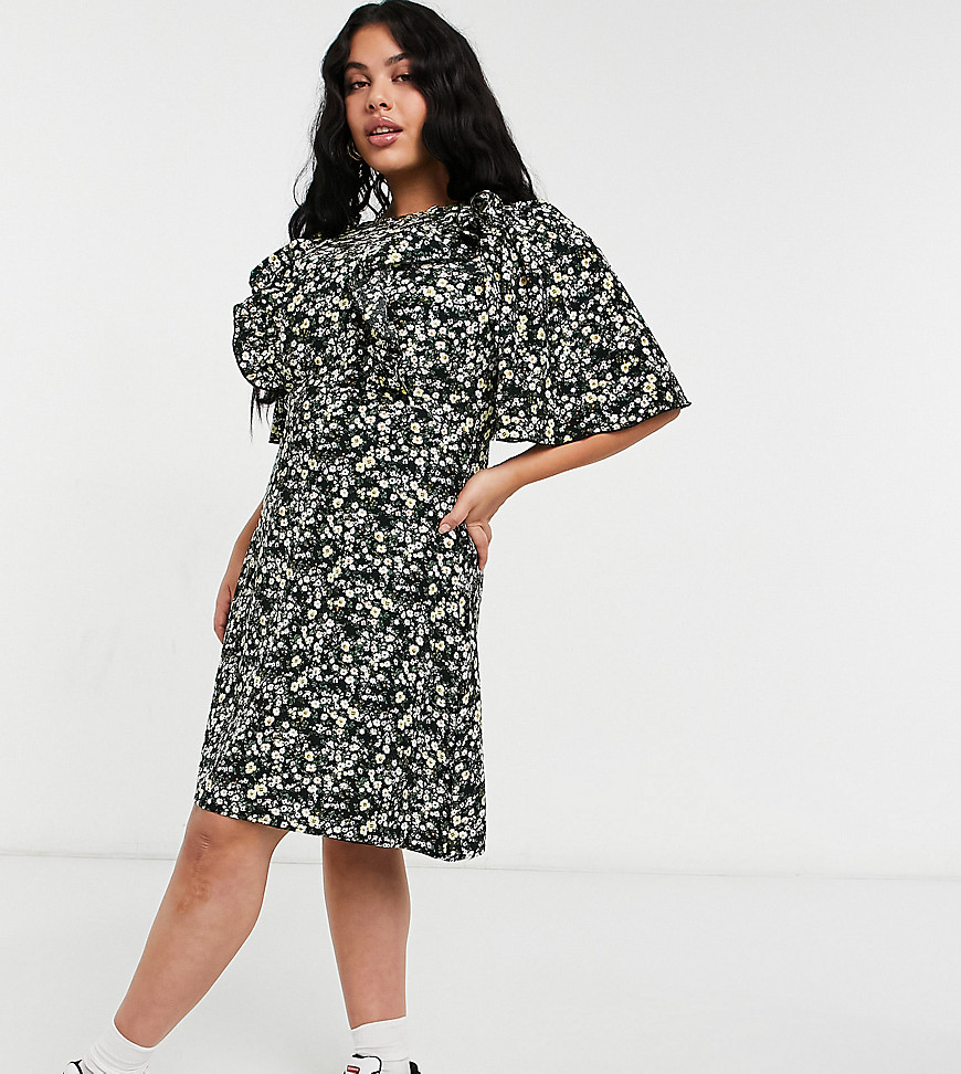 Fashion Union Plus mini dress with ruffle sleeve in ditsy floral-Black