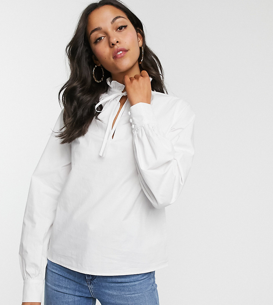 Fashion Union Tall - Hoogsluitende blouse in wit