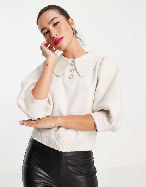 Fashion Union - Top corto soffice in maglia con bottoni con strass e colletto