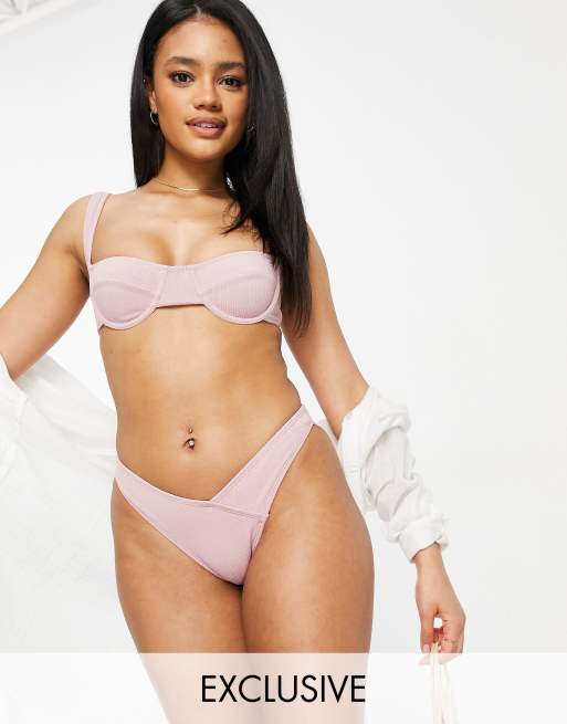 Fashion Union – Wysoko wycięty dół od bikini z talią w kształcie litery V i ozdobnymi marszczeniami, z delikatnie prążkowanego, różowego materiału