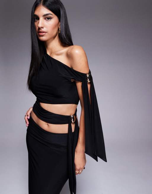Fashionkila - Gelaagde gladde top met metalen afwerking en gestrikte zijkant in zwart, deel van co-ord set