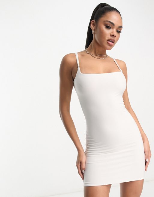 Fashionkilla – Biała przylegająca sukienka mini typu bodycon na ramiączkach  z kwadratowym dekoltem i głębokim wycięciem na plecach | ASOS