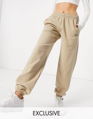 Fashionkilla exclusive motif jogger in stone - BEIGE