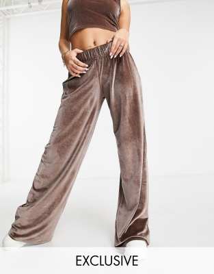 Fashionkilla - Exclusives - Velours broek met wijde pijpen in nertsbruin,  deel van co-ord set | ASOS