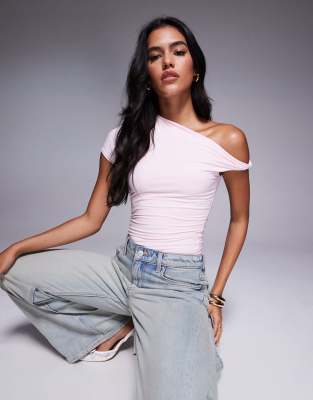 Fashionkilla - Figurformender Body aus anschmiegsamem zweilagigem Stoff in Rosa mit asymmetrischem verdrehtem Detail