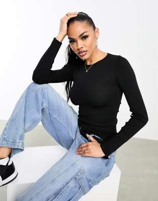 fine knit fitted top in black