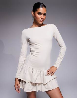 Fashionkilla – Kamiennobeżowa bawełniana sukienka mini z długimi rękawami, obniżoną talią i falbankami na dole - view 1