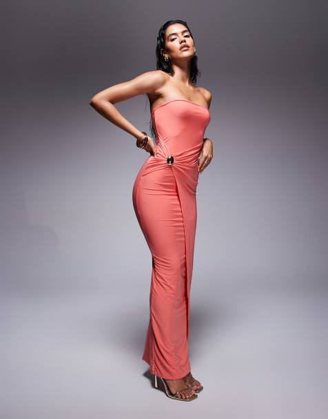 Fashionkilla – Koralowa przylegająca sukienka maxi z dekoltem bandeau i drapowaniem z metalowy detalem - view 1