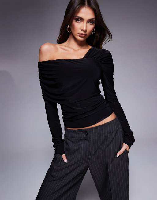Fashionkilla – Modelujący przylegający czarny top na jedno ramię z wywijanym dekoltem