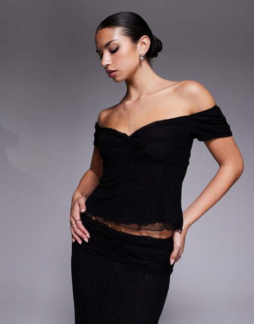 Fashionkilla - Sort offshoulder-top i mesh med meshoverlag i blomstrede blonder og hjerteformet halsudskæring samt flagrende sømkant - Del af sæt