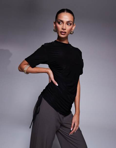 Fashionkilla – Svart, skulpterad, åtsmitande t-shirt med asymmetrisk, ryschad sida - view 1